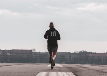 CHOCANTE: Caminhar Regularmente Pode Ser o Segredo para Aliviar Dores na Lombar (Fonte: Pixabay)