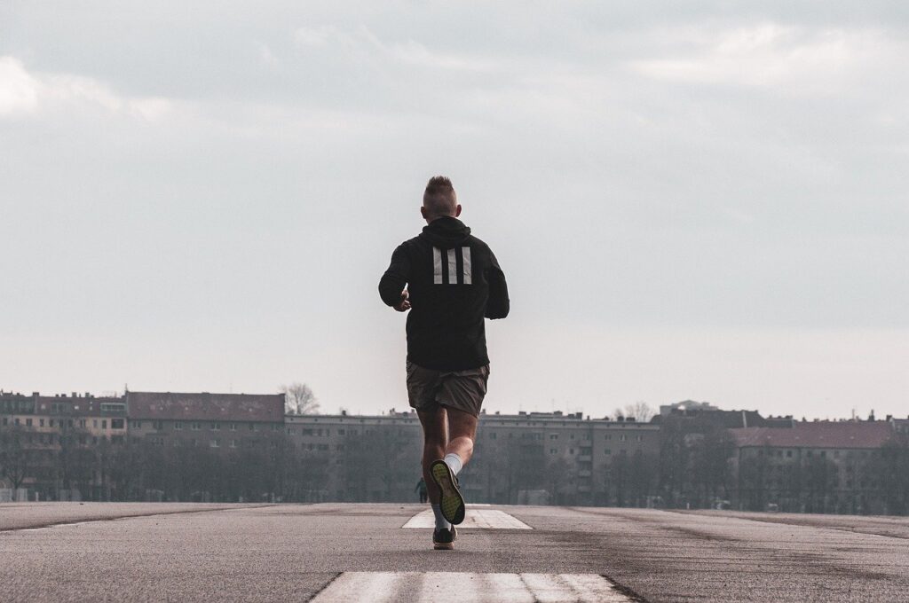 Descubra como a atividade física na juventude pode ser a chave para manter seu coração saudável na meia-idade. Prevenção da hipertensão: 5 horas semanais de exercício físico podem ser a solução! (Fonte: Pixabay)