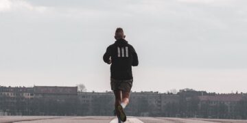 Descubra como a atividade física na juventude pode ser a chave para manter seu coração saudável na meia-idade. Prevenção da hipertensão: 5 horas semanais de exercício físico podem ser a solução! (Fonte: Pixabay)