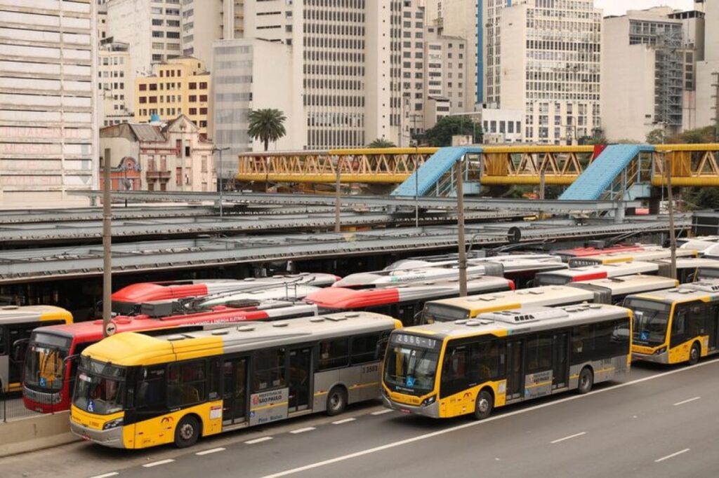 
Com a frota de ônibus completamente parada, espera-se que haja um significativo impacto no dia a dia da cidade de São Paulo. Fonte: Reprodução Google 