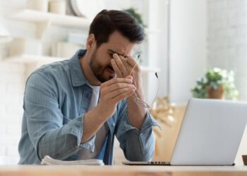 imagem de uma pessoa que caiu no golpes no INSS