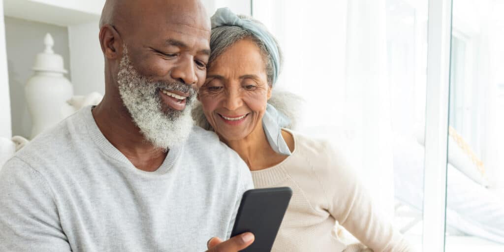 imagem de dois idosos para falar sobre as novas regras de aposentadoria