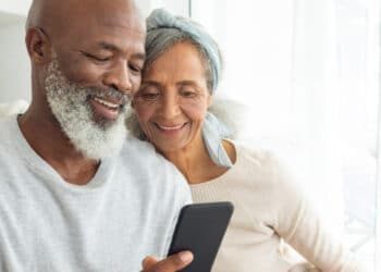imagem com dois senhores lendo sobre a aprovação nova política de aposentadoria