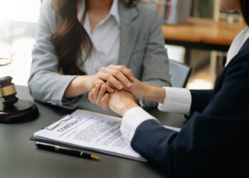 A inadimplência empresarial afeta o fluxo de caixa e pode levar empresas à falência