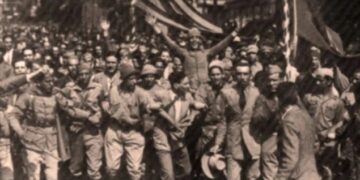 Manifestação nas ruas de São Paulo durante a Revolução Constitucionalista (Fonte: Reprodução/Alesp)