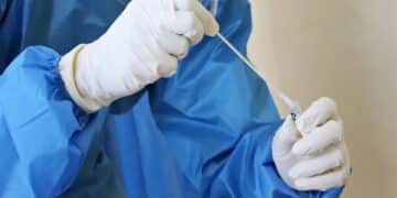 Cientista coletando amostras (Fonte: Reprodução/Prefeitura de Botucatu)