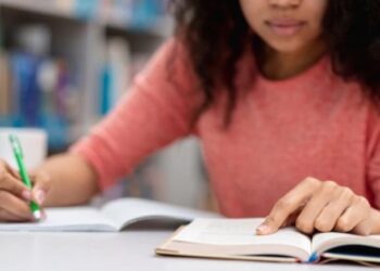 Pessoa realizando atividade acadêmica (Fonte: Reprodução/Freepik)