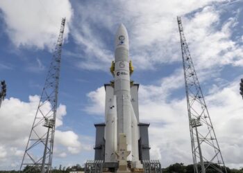 Ariane 6 na plataforma de lançamento (Fonte: Reprodução/Bourgeon)