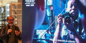 O curador do Festival de Gramado, Marcos Santuário, anuncia os selecionados. (Fonte: Reprodução/Agência Pressphoto)