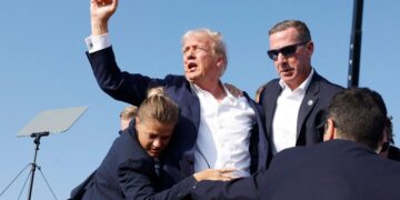 Policial sobe em telhado e encontra atirador antes de atentado contra Trump, revela xerife (Fonte: Getty Images)