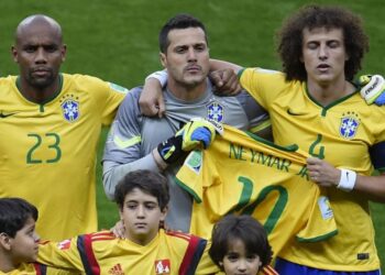 Pedro Mesquita entrou em campo com o goleiro Júlio César no 7 a 1 (Fonte: Reprodução/AFP)