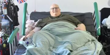 Paul Manson, o ex-homem mais gordo do mundo pesando (Fonte: Reprodução/Redes Sociais)
