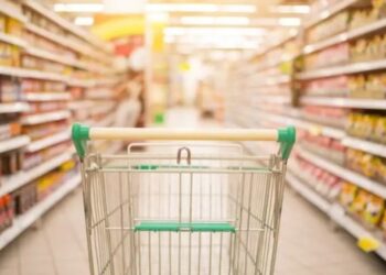 Imagem de carrinho de supermercado em um corredor de supermercado (Fonte: Reprodução/Getty Images)