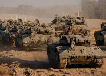 Tanques de Israel perto da fronteira de Gaza (Fonte: Reprodução/REUTERS)