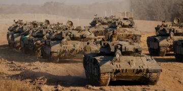 Tanques de Israel perto da fronteira de Gaza (Fonte: Reprodução/REUTERS)