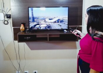 imagem de uma pessoa que recebeu a TV digital do governo