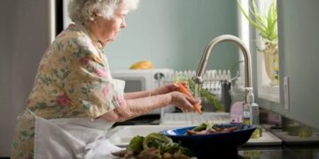 Senhora cuidando da casa (Fonte: Reprodução/Unsplash)