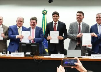 Deputados apresentando o projeto (Fonte: Reprodução/Agência Brasil)