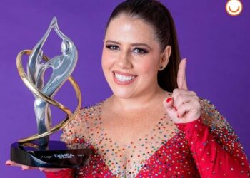 Tati Machado com o troféu da Dança dos Famosos (Fonte: Reprodução/TV Globo)