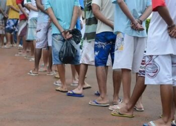 Imagem de presos em fila (Fonte: Reprodução/Agência Brasil)