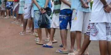 Imagem de presos em fila (Fonte: Reprodução/Agência Brasil)