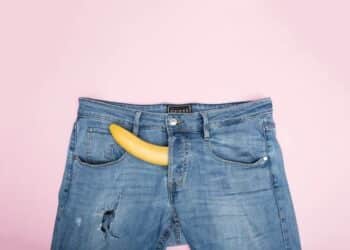 Calça jeans com uma banana (Fonte: Reprodução/Pexels)