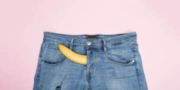 Calça jeans com uma banana (Fonte: Reprodução/Pexels)