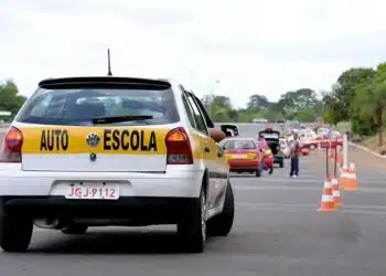 Carro de autoescola. (Fonte: Lia de Paula/Agência Senado).