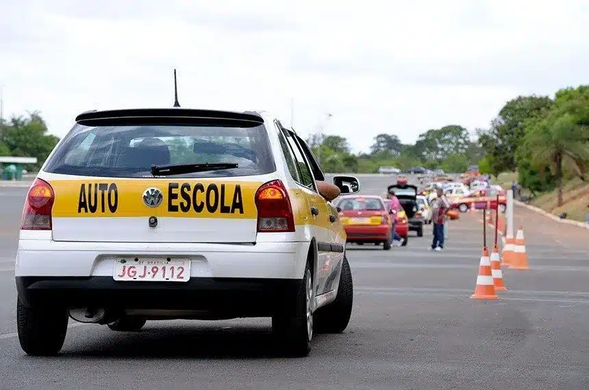 Carro de autoescola. (Fonte: Lia de Paula/Agência Senado).