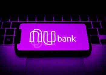 Celular aberto no aplicativo do Nubank. (Fonte: Veja).