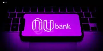 Celular aberto no aplicativo do Nubank. (Fonte: Veja).