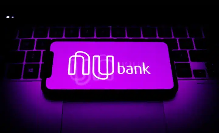 Celular aberto no aplicativo do Nubank. (Fonte: Veja).