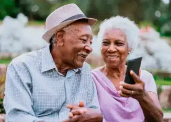 Beneficiários do BPC Loas olhando notícia no celular. (Fonte: Banco Mercantil).