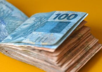 Artigo sobre a proposta de aumento do salário mínimo no Brasil para R$ 1.502 em 2025