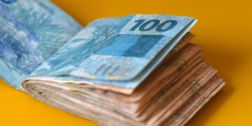 Artigo sobre a proposta de aumento do salário mínimo no Brasil para R$ 1.502 em 2025