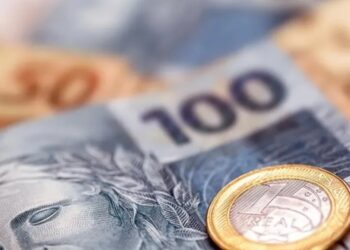 O saldo das operações de crédito consignado no Brasil atingiu valores astronômicos, mas será que os brasileiros estão cientes dos riscos?