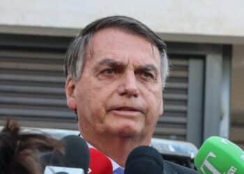 Analisando as barreiras legais e evidências para a prisão de Jair Bolsonaro