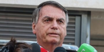 Analisando as barreiras legais e evidências para a prisão de Jair Bolsonaro