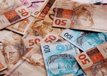 Artigo sobre os debates no Brasil para o aumento do salário mínimo para R$ 1.502,00 em 2025