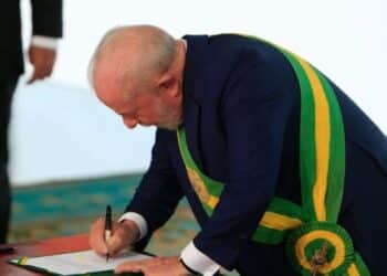 O Governo Federal do Brasil anuncia um investimento de R$ 400 milhões em programas de reciclagem