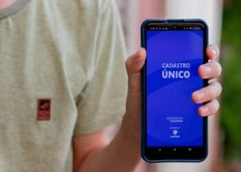 O Programa Bolsa do Povo, destinado ao estado de São Paulo, oferece auxílio financeiro e oportunidades de emprego e qualificação profissional