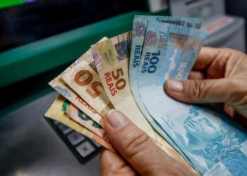 Artigo sobre o programa Auxílio Reconstrução do Governo Federal destinado a auxiliar famílias do Rio Grande do Sul