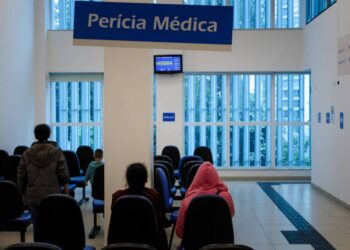 Carlos Lupi, ministro da Previdência Social, enfrenta oposições ferrenhas da Associação Nacional dos Médicos Peritos (ANMP)