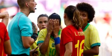A expulsão de Marta na partida contra a Espanha muda o panorama do futebol olímpico. Veja as consequências