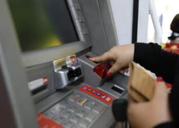 Trabalhadores com carteira assinada em 2022 podem receber o abono do PIS de até R$ 1.412