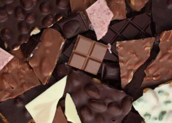 Vários casos de consumidores que encontraram larvas em chocolates foram indenizados por danos morais no Brasil