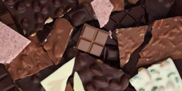 Vários casos de consumidores que encontraram larvas em chocolates foram indenizados por danos morais no Brasil