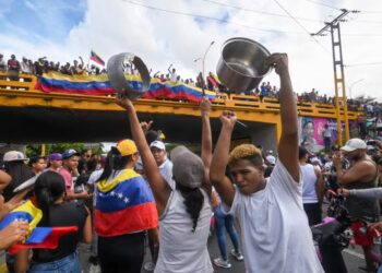 Manifestantes vão às ruas em Caracas após reeleição contestada de Nicolás Maduro como presidente da Venezuela