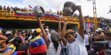 Manifestantes vão às ruas em Caracas após reeleição contestada de Nicolás Maduro como presidente da Venezuela