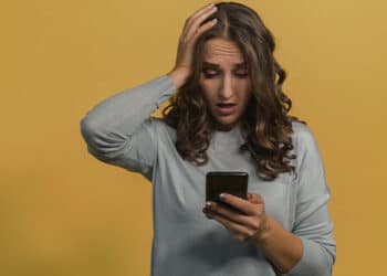 Mulher preocupada com os dispositivos de roubo encontrados na sede no INSS. (Fonte: Positivo).